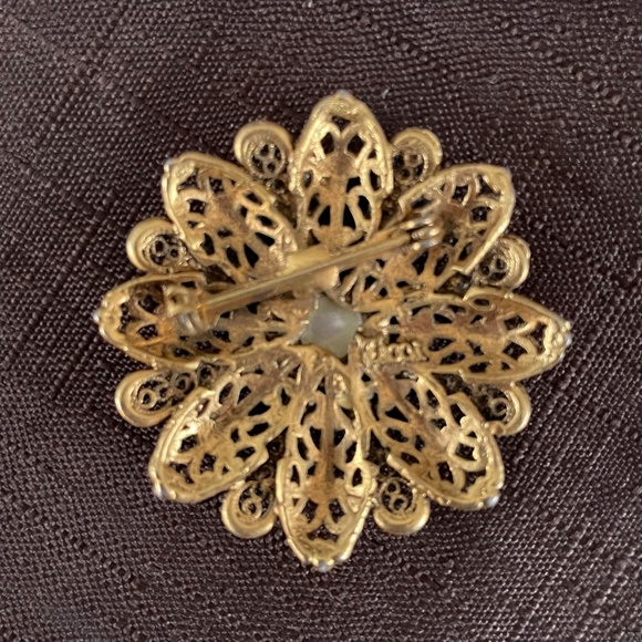 Vintage Antique Gold and Pearl Round Flower Crystal Petal Classic Brooch - Picture 5 of 7